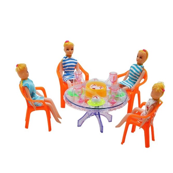 Kuchynský stôl s bábikami a s doplnkami